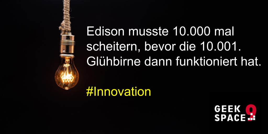 Glühbirne hängt von oben ins Bild, weißer Text: Edison musste erst 10.000 mal scheitern bis die 10.001. Glühbirne dann funktioniert hat., gelber Text: #Innovation