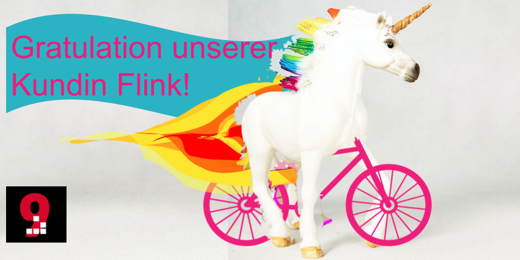 Einhorn auf pinkem Fahrrad, angetrieben durch Feuerschweif, zieht Banner hinter sich her mit Beschriftung: Gratulation unserer Kundin Flink. Logo: Geek Space 9.